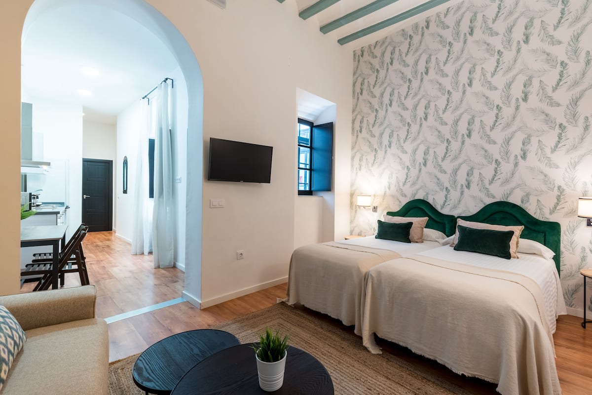 Large Studio with Kitchen | Bộ đồ giường cao cấp, két bảo mật tại phòng
