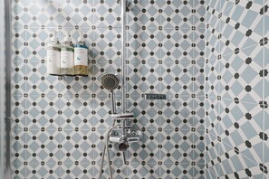 Bruser, designertoiletartikler, hårtørrer, håndklæder
