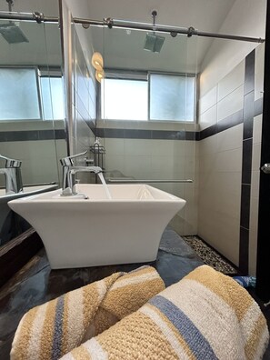 Hair dryer, towels, soap, shampoo - Beautiful & Comfortable Suite In The Country Side (Circasia)