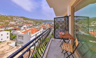 Camera Superior | Una cassaforte in camera, postazione laptop, insonorizzazione