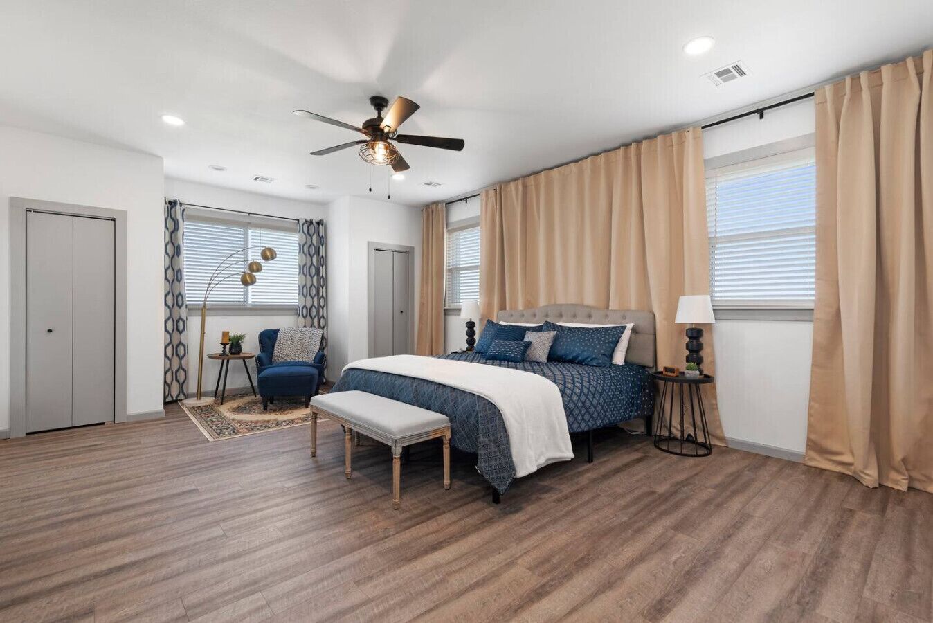 5 bedrooms, desk, iron/ironing board, WiFi (free)