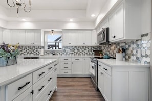 Geladeira, micro-ondas, fogão, cooktop