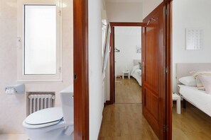 Bathtub, towels, shampoo