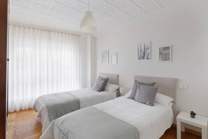 3 bedrooms, iron/ironing board, bed sheets