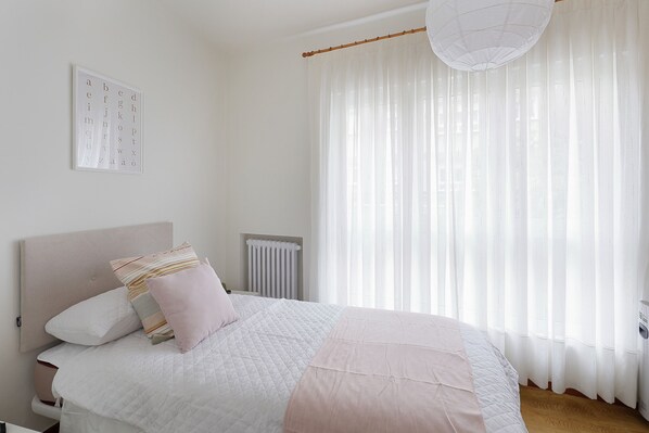 3 bedrooms, bed sheets