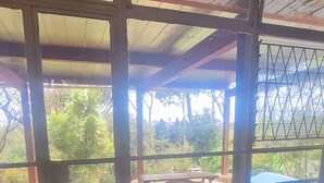 Comfort Double Room | Desk, laptop workspace, WiFi (free), bed sheets - Grand View Lodge Harare (Harare)