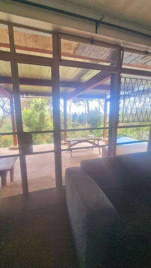 Comfort tweepersoonskamer | Een bureau, een laptopwerkplek, gratis wifi, beddengoed