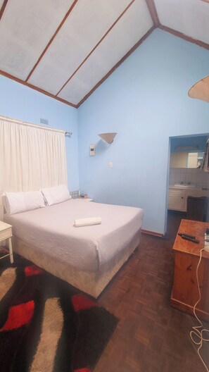 Comfort Double Room | Desk, laptop workspace, free WiFi, bed sheets - Grand View Lodge Harare (Harare)