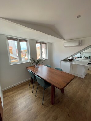 Dining - Sunny flat above the city's roof with river view (Lisboa)