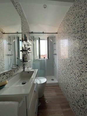 Shower, towels - Sunny flat above the city's roof with river view (Lisboa)