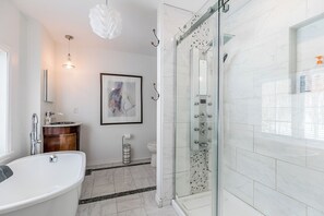 Een douche, een haardroger, een bidet, handdoeken