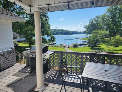 Lake Front home Sleeps 10 Overlooking deck for perfect lake views & a coffee bar