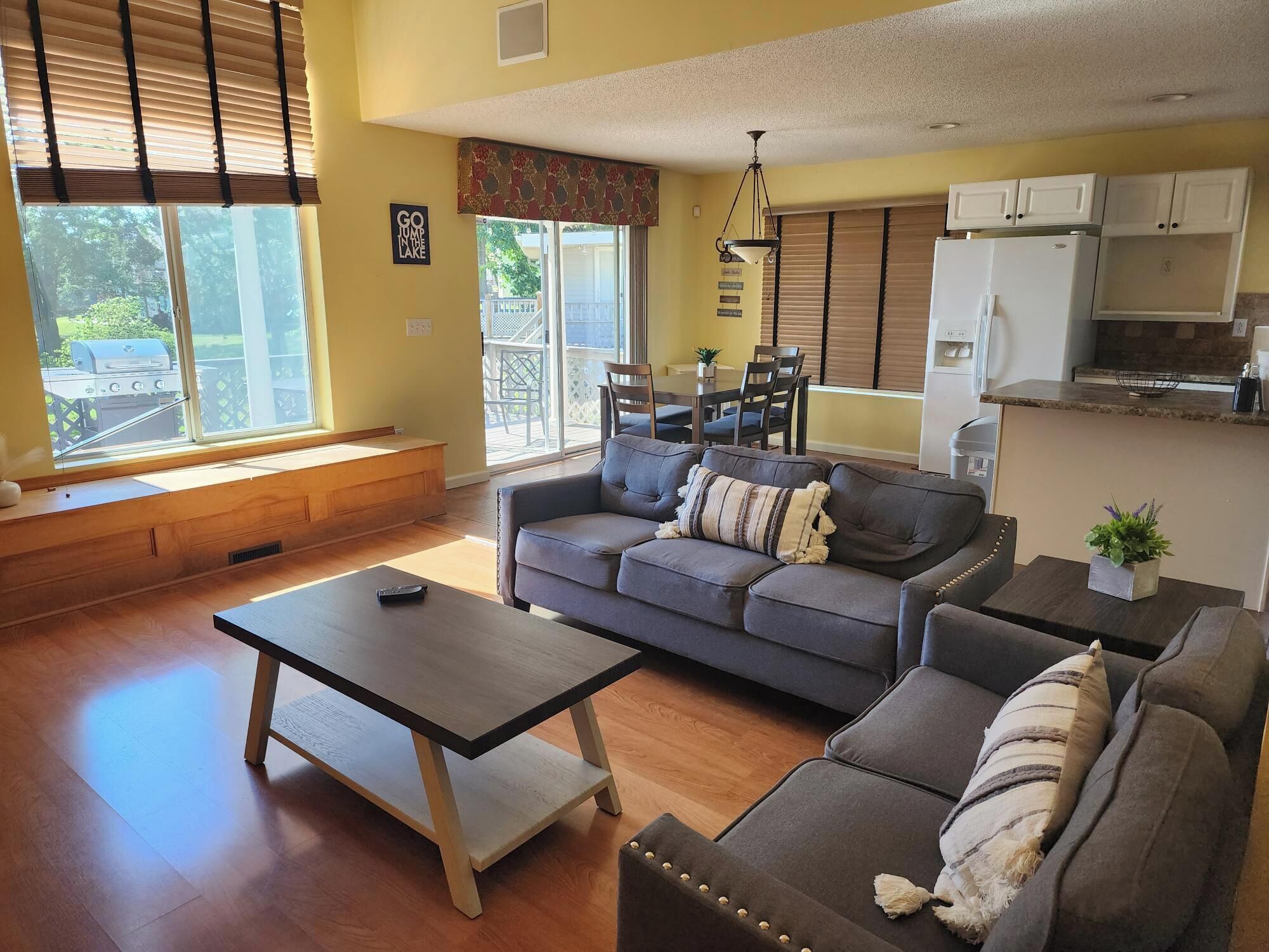 Lake Front home Sleeps 10 Overlooking deck for perfect lake views & a coffee bar