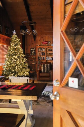 Interior - Pvt Pickleball- Hot Tub-Game Rm-Playground (Show Low)