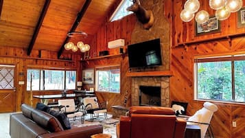 Smart TV, chimenea, videojuegos y reproductor de DVD