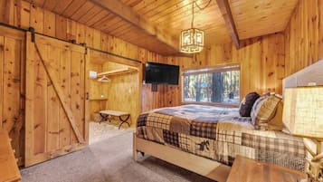 5 habitaciones, escritorio y tabla de planchar con plancha