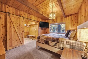 5 habitaciones, escritorio y tabla de planchar con plancha 