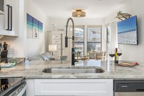 冰箱、微波炉、烤箱、炉灶