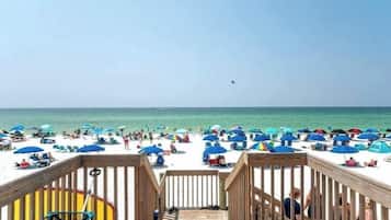 Una spiaggia nelle vicinanze