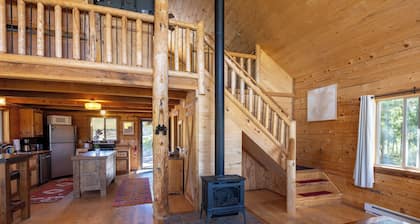 Lux Hot Tub Cabin. Huge VIEWS! 35 Acres! Stargazing/Hiking Retreat! No Pet Fees!