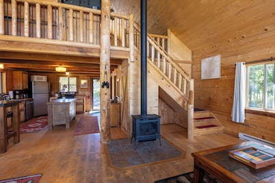 Lux Hot Tub Cabin. Huge VIEWS! 35 Acres! Stargazing/Hiking Retreat! No Pet Fees!