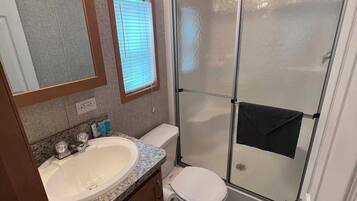 Douche, sĂšche-cheveux, serviettes fournies