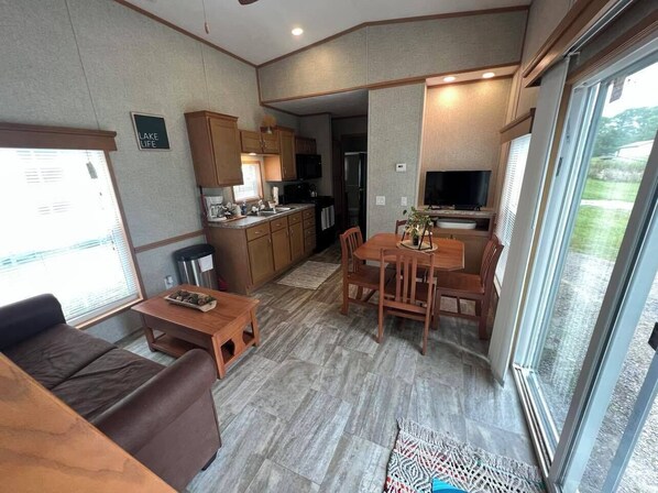 تلفزيون، مشغل دي في دي، كرة قدم الطاولة، تنس طاولة