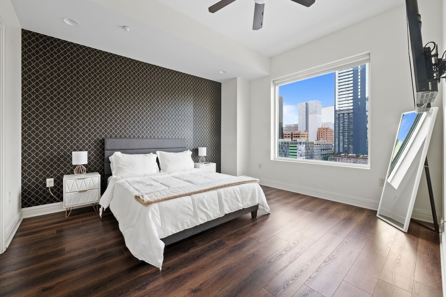 2 slaapkamers, een bureau, een strijkplank/strijkijzer, gratis wifi