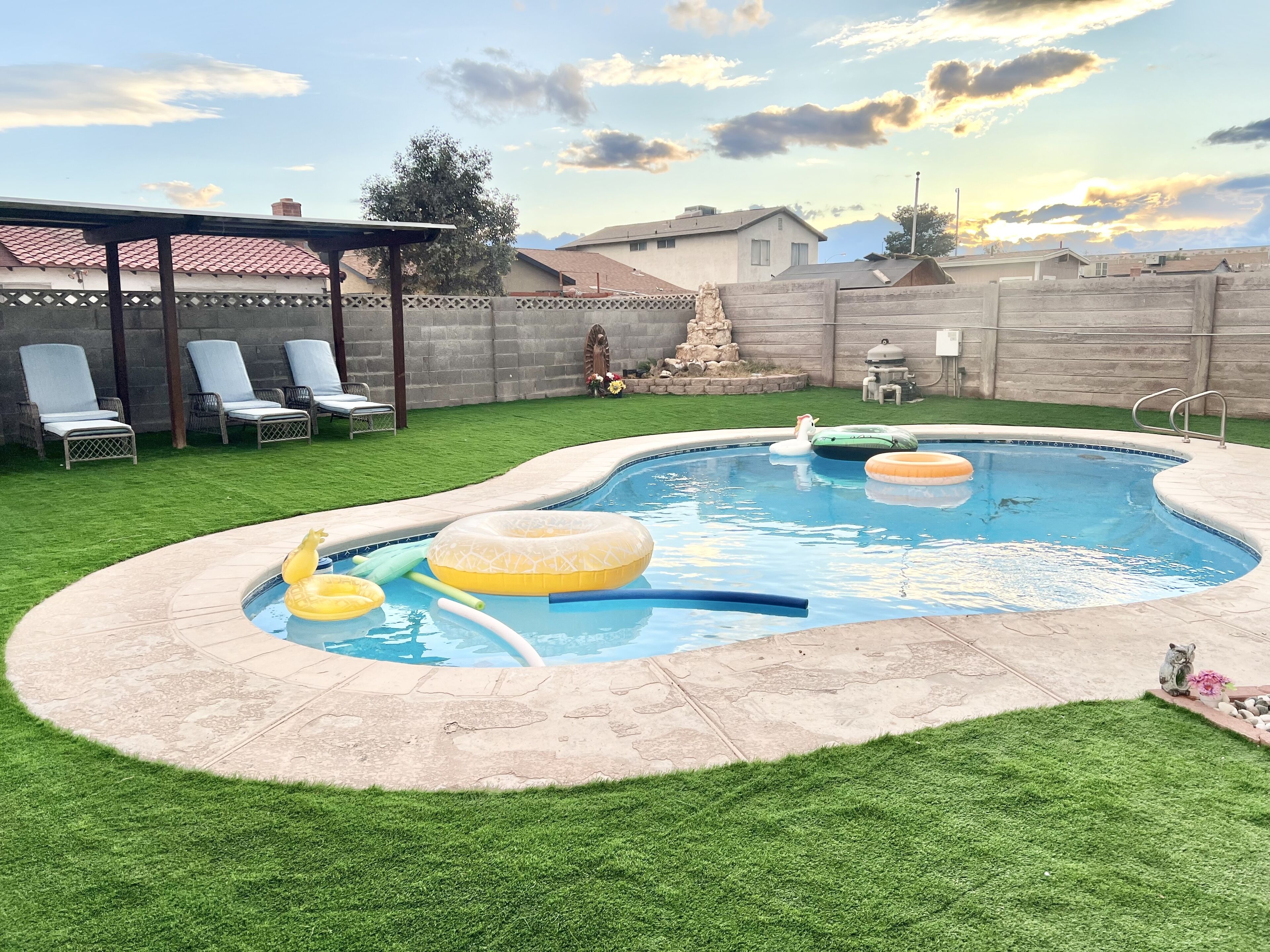 Beautiful 5Bed/3Bath + Pool In Las Vegas