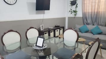 Apartamento família, 3 quartos (9) | Área de estar | TV de tela plana