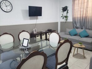 Apartamento familiar, 3 habitaciones (9) | Zona de estar | Una televisión de pantalla plana