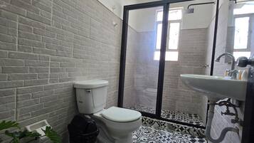 Family Room | Bathroom | Shower, rainfall showerhead, towels, soap