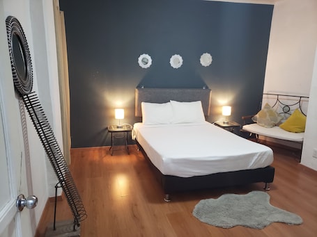 Cortinas blackout, wifi gratis y ropa de cama