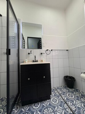 Habitación básica, 1 cama doble (Private External Bathroom) | Baño | Ducha, cabezal de ducha tipo lluvia, toallas y jabón