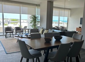 Dining - Classic 2BR Condo pool near beach (Cancún)