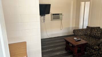 Basic Room | Living area | 32-inch flat-screen TV with cable channels