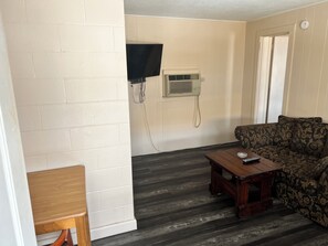 Habitación básica | Área de sala de estar | Televisión de pantalla plana de 32 pulgadas con canales por cable