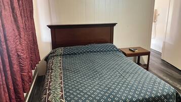 Basic Room | Living area | 32-inch flat-screen TV with cable channels