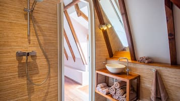 Standard Double Room | Bathroom | Shower, free toiletries, hair dryer, towels