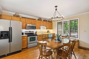 Fridge, microwave, oven, stovetop - Lakefront Hamilton Cabin w/ Dock & Fire Pit! (Hamilton)