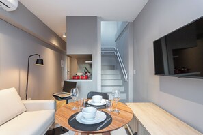 Elite Duplex | Living area | 32-inch Smart TV with digital channels - Next Haddock by Viva - Apartamentos próximos ao MASP e a metros da Estação Consolação e Avenida Paulista (São Paulo)