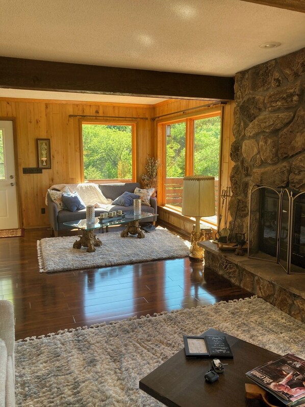 Smart TV, fireplace, DVD player - Cozy Log Home-Your Perfect Escape!
Enjoy Nature and Wildlife from the Deck! (Galena)