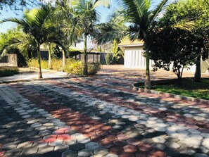 Property grounds - Batoka Apartments- Unique African touch 6km from KKIA (Lusaka)