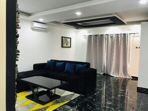 Flat-screen TV - Batoka Apartments- Unique African touch 6km from KKIA (Lusaka)