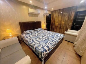 1 dormitori, caixa forta a l'habitació, wifi gratuïta i roba de llit 