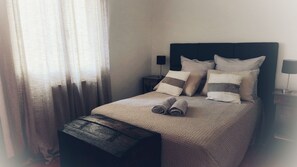 3 slaapkamers, een strijkplank/strijkijzer, gratis wifi, beddengoed