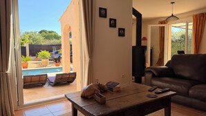 Ein Wohnzimmer mit einer Couch, einem Holztisch und einem Fernsehschrank.