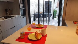 Eine moderne Küche mit Essbereich.