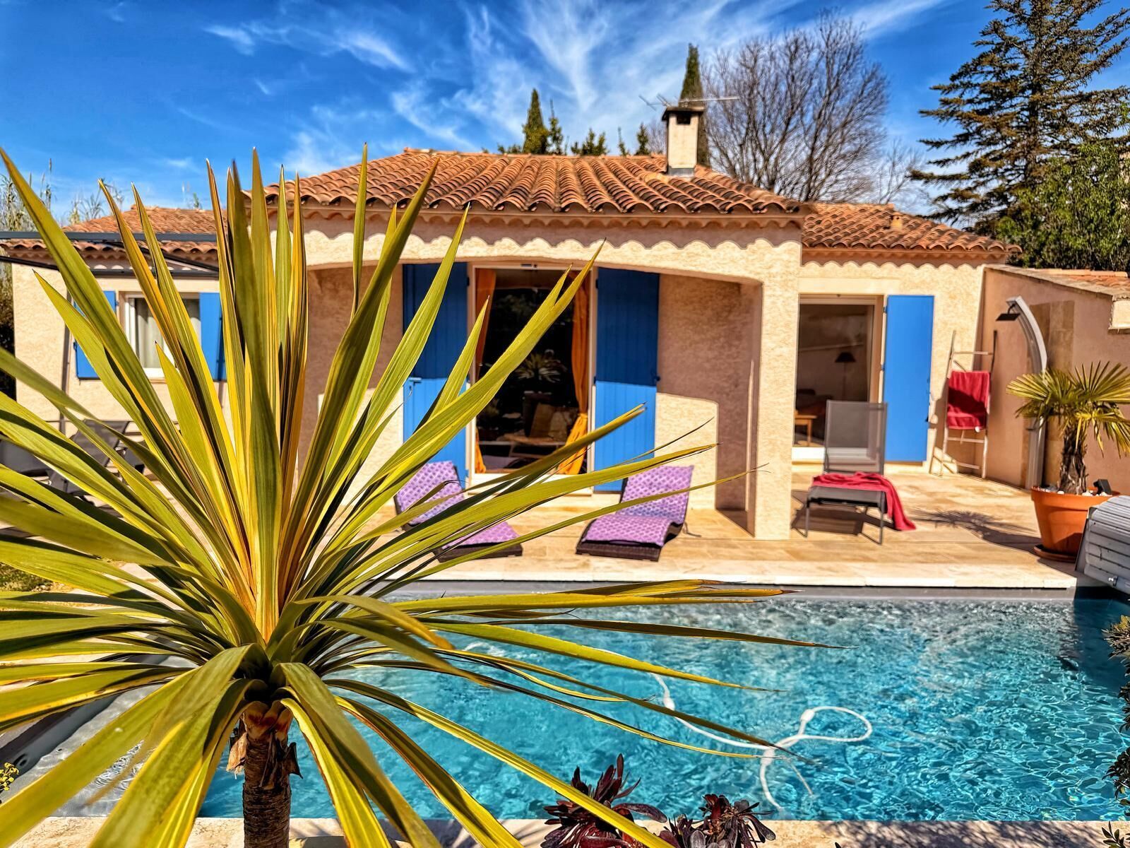 Utendørsbasseng og et oppvarmet basseng