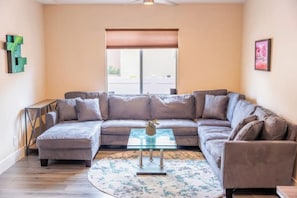 Living area - 3 bd/2 ba 5 min to airport and 15 min to beach! (Fort Lauderdale)